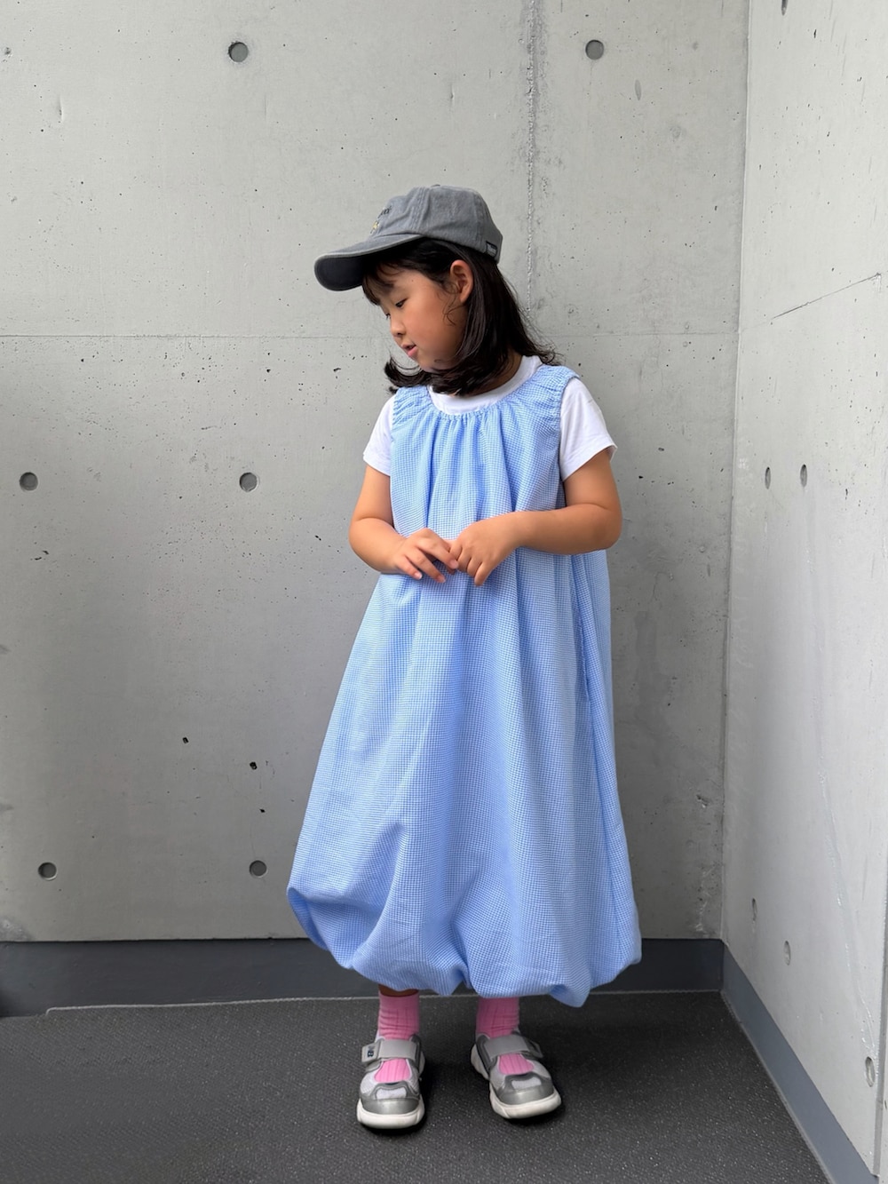 ブルー系のワンピース、シルバー系のスニーカー、ピンク系のソックス/靴下を着用したキッズの秋コーディネートの3枚目の写真