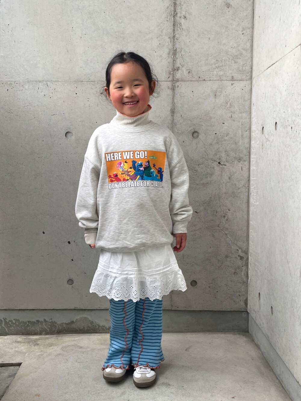 ブラウン系のダウンジャケット/コート、ホワイト系のパンツ、グレー系のスウェットを着用したキッズの春コーディネートの4枚目の写真