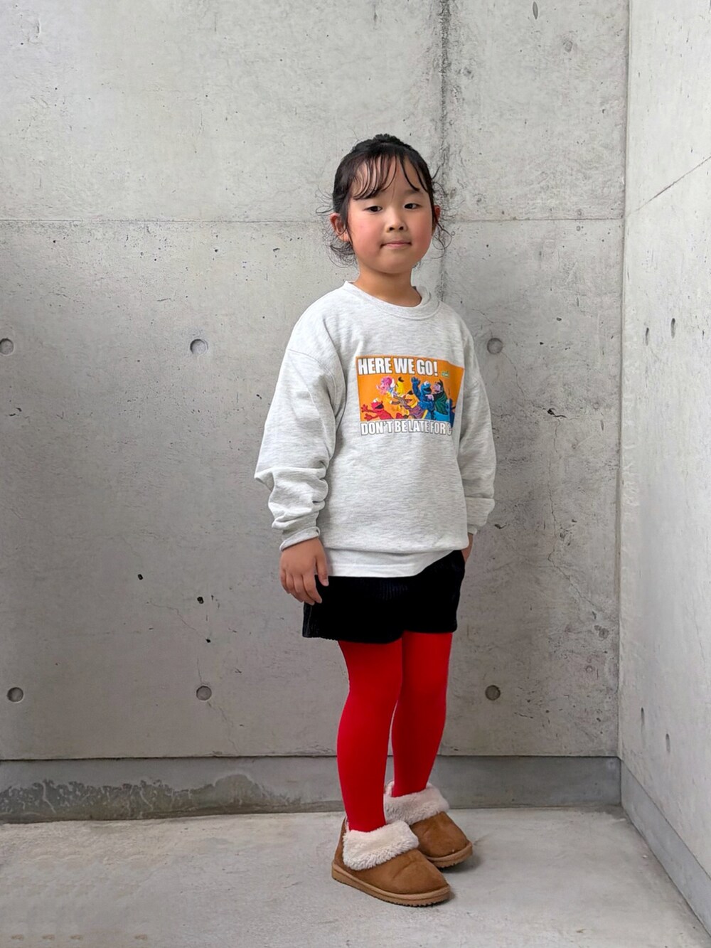 ブラウン系のブーツ、グレー系のスウェット、ブラック系のその他パンツを着用したキッズの秋コーディネートの5枚目の写真