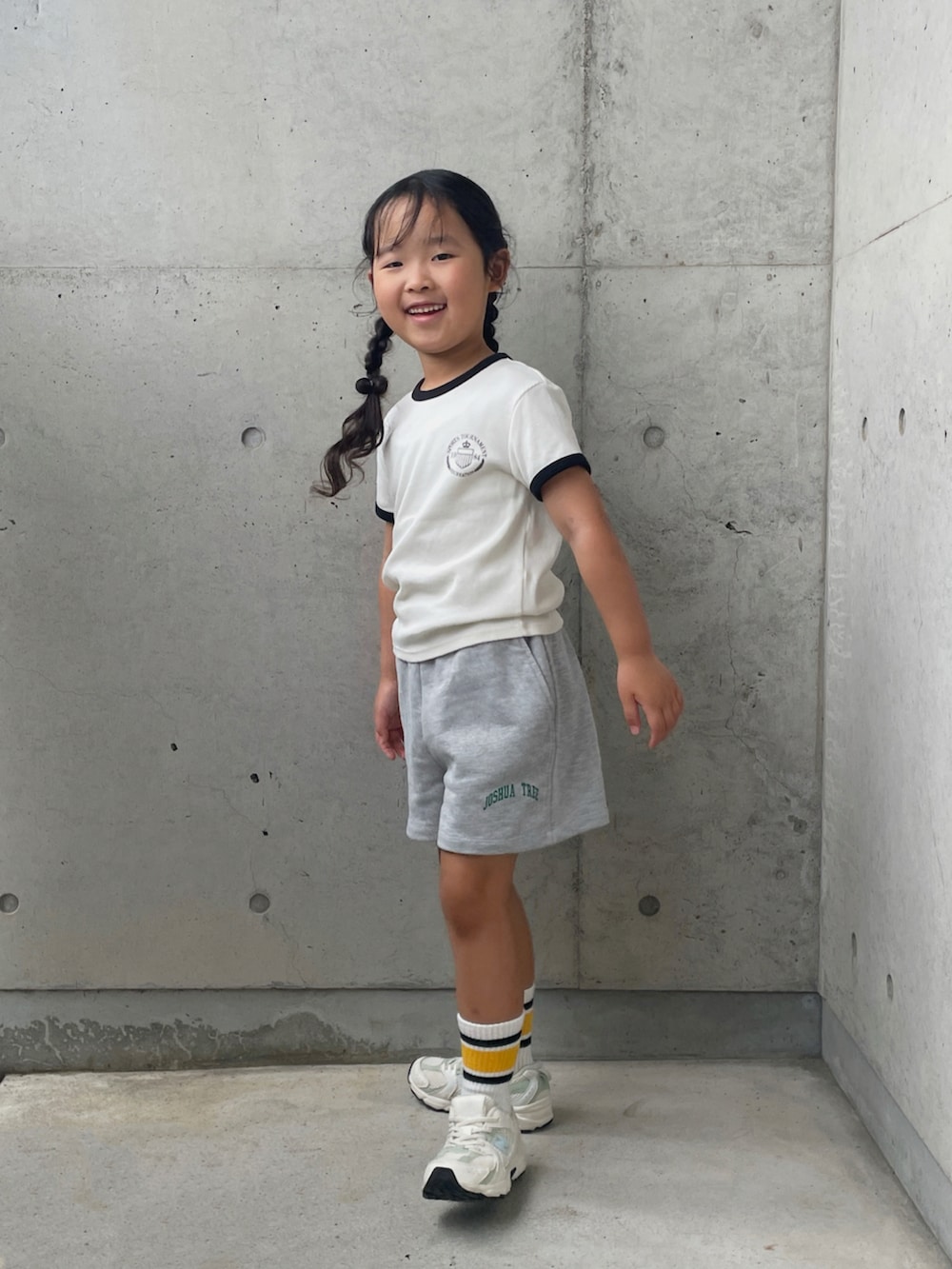 グレー系のその他パンツ、ホワイト系のトップス、ホワイト系のスニーカーを着用したキッズの夏コーディネートの4枚目の写真