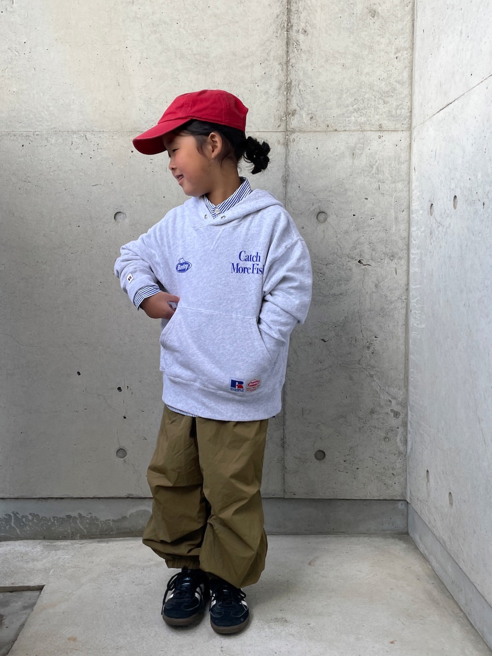 グレー系のスウェット、ブルー系のシャツ/ブラウス、グリーン系のパンツを着用したキッズの冬コーディネートの2枚目の写真