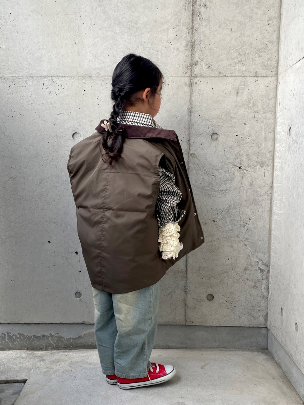 「プチプラ、サロペット、ベスト、チェックシャツ、ハイカットスニーカー、キッズコーデ、秋カラー、春カラー」｜「Birthdayのアイテム（オールインワン・サロペット、ブルー系）」を使った、ioooさん（キッズ・110cm）の春コーディネートの2枚目の写真