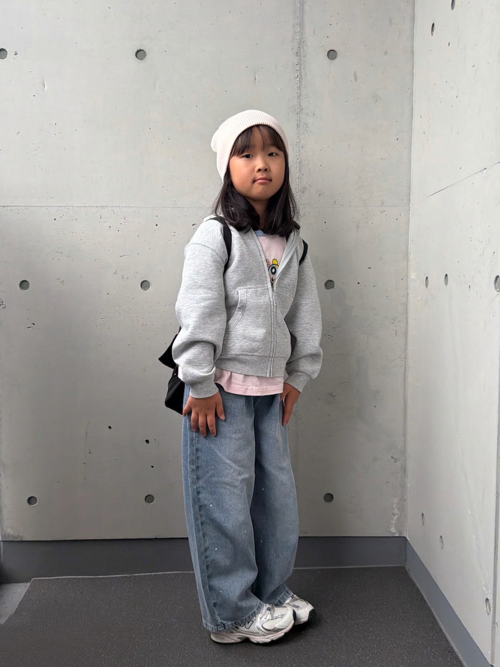 ホワイト系のスニーカー、ブルー系のデニムパンツ、ピンク系のTシャツ/カットソーを着用したキッズの秋コーディネートの4枚目の写真