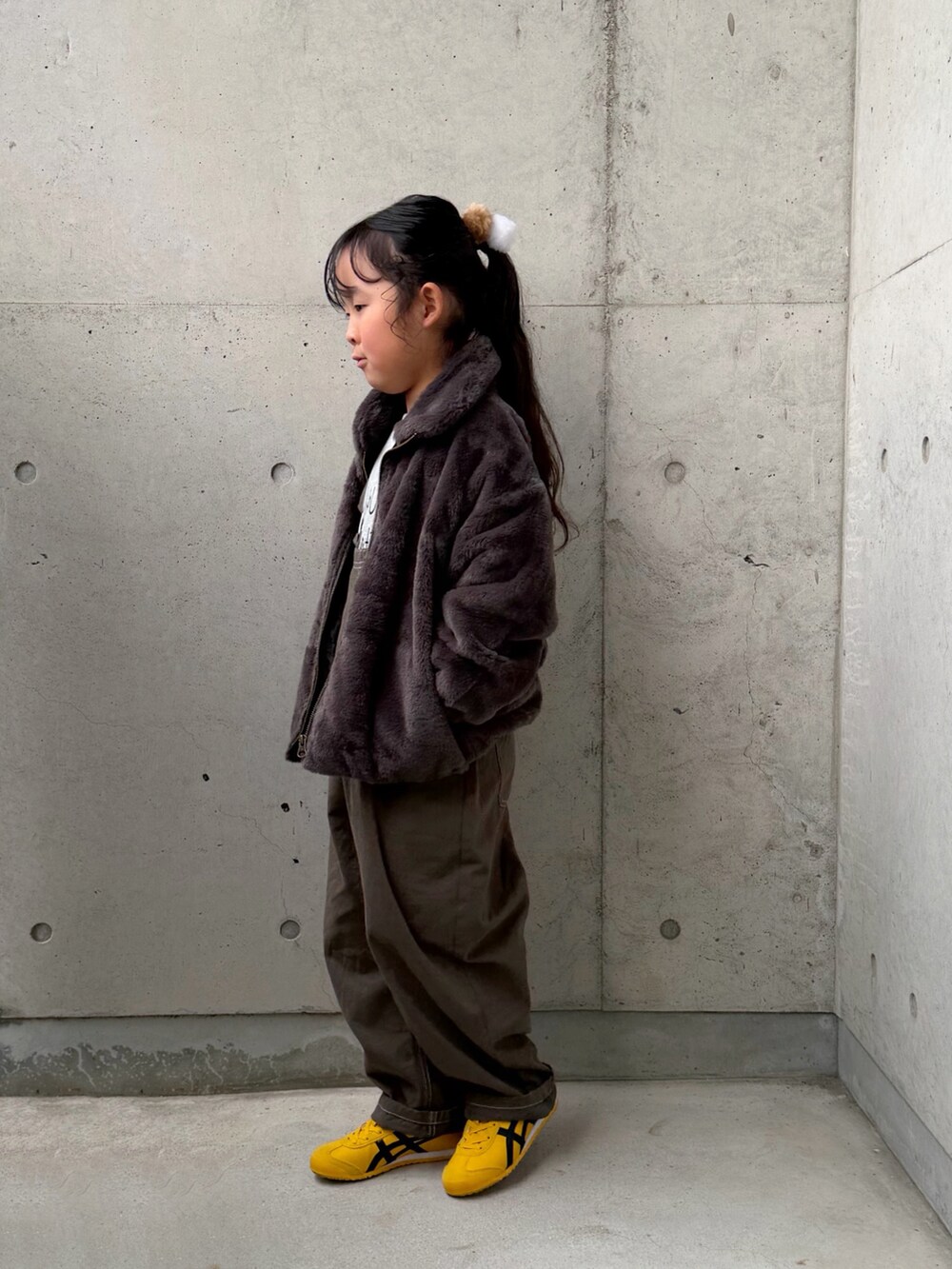 グレー系のサロペット/オーバーオール、グレー系のTシャツ/カットソー、グレー系のブルゾンを着用したキッズの冬コーディネートの2枚目の写真