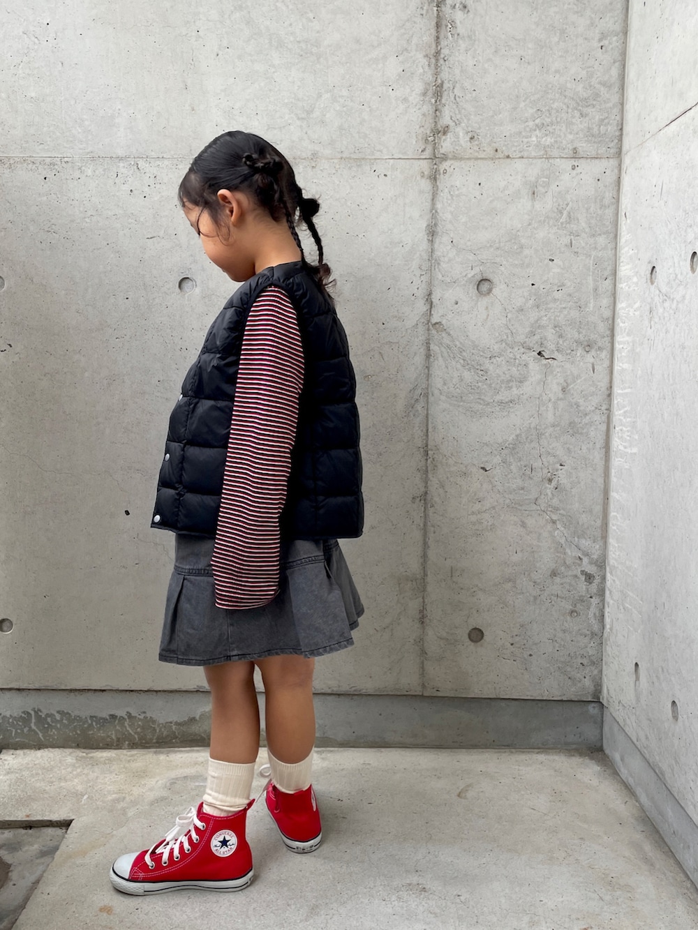 「キッズコーデ、ダウンベスト、ベスト、シンプルコーデ、差し色コーデ、スニーカー、キュロット、女の子、ボーダー、ヘアアレンジ」｜「MILLERの【別注】＜Robert P. Miller＞ TJ ロングスリーブ Tシャツ / キッズ  100cm-130cm（Tシャツ/カットソー、レッド系）」を使った、ioooさん（キッズ・110cm）の秋コーディネートの2枚目の写真