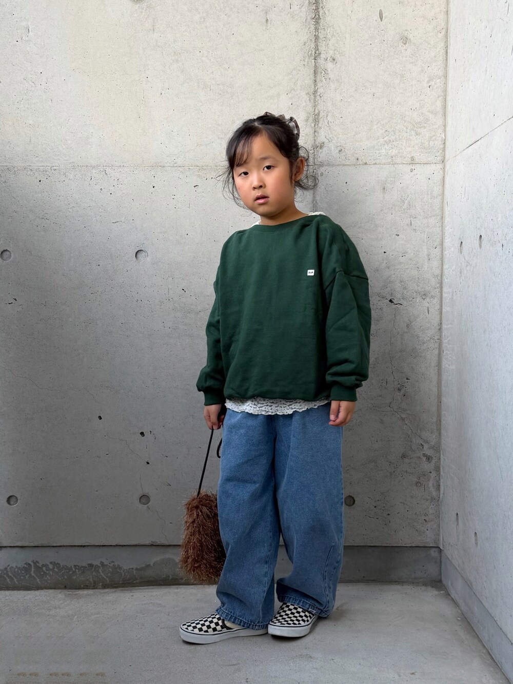 ホワイト系のTシャツ/カットソー、ブラック系のスリッポン、グリーン系のブルゾンを着用したキッズの秋コーディネートの4枚目の写真