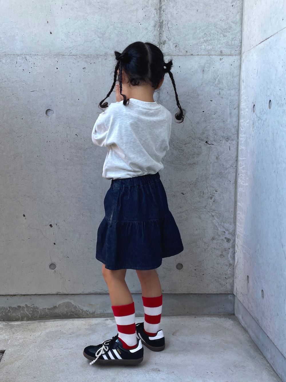 ブルー系のパンツ、グレー系のTシャツ/カットソー、ブラック系のスニーカーを着用したキッズの秋コーディネートの4枚目の写真