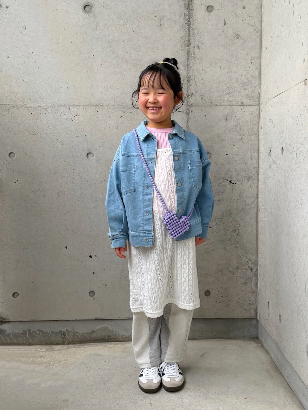 ブルー系のデニムパンツ、グレー系のスウェットパンツ、ホワイト系のスニーカーを着用したキッズの春コーディネートの3枚目の写真