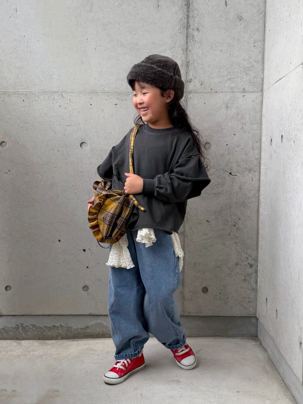 グレー系のTシャツ/カットソー、ホワイト系のTシャツ/カットソー、レッド系のスニーカーを着用したキッズの秋コーディネートの4枚目の写真