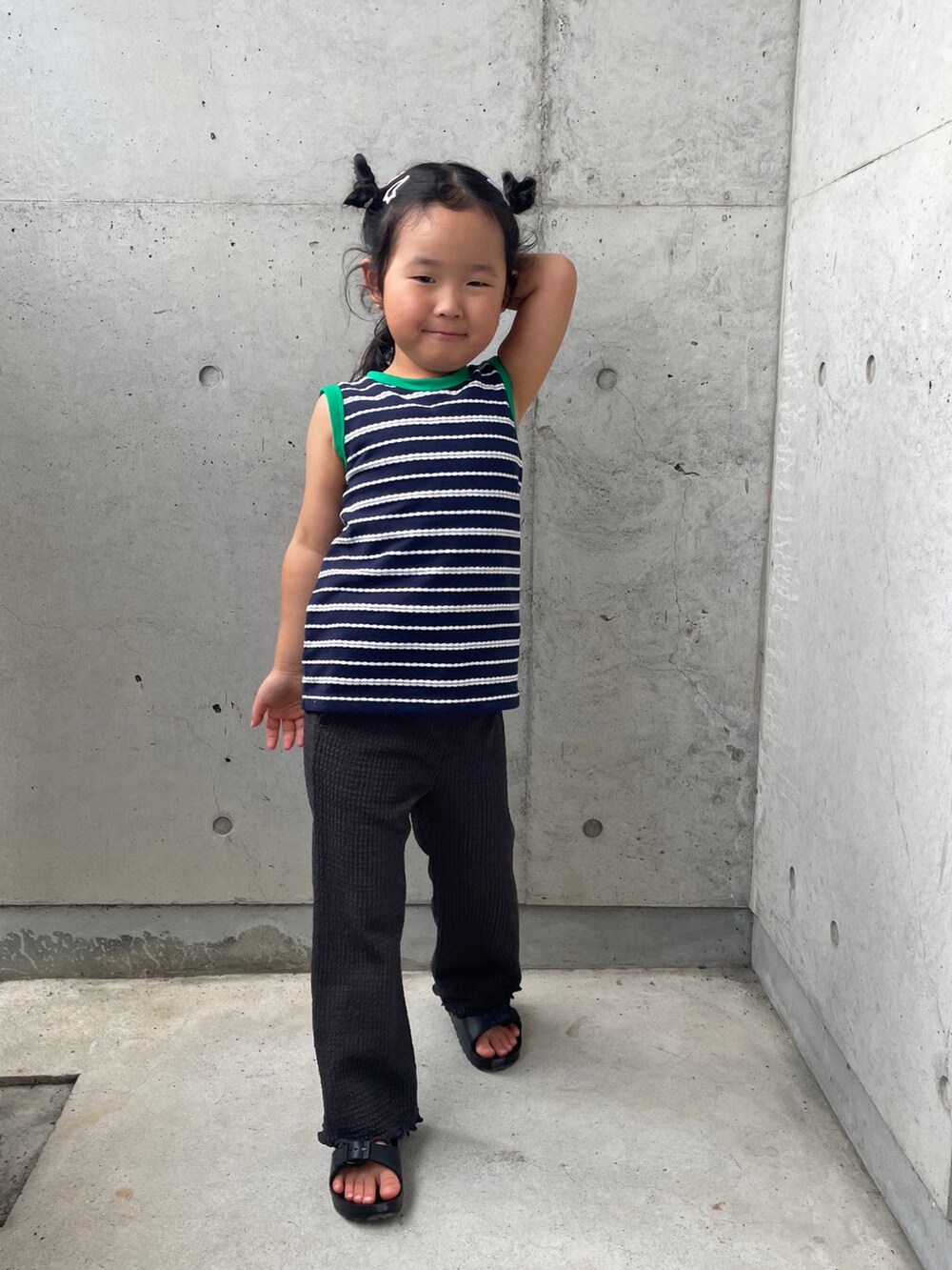 ブルー系のTシャツ/カットソー、グレー系のその他パンツ、ブラック系のサンダルを着用したキッズの夏コーディネートの4枚目の写真