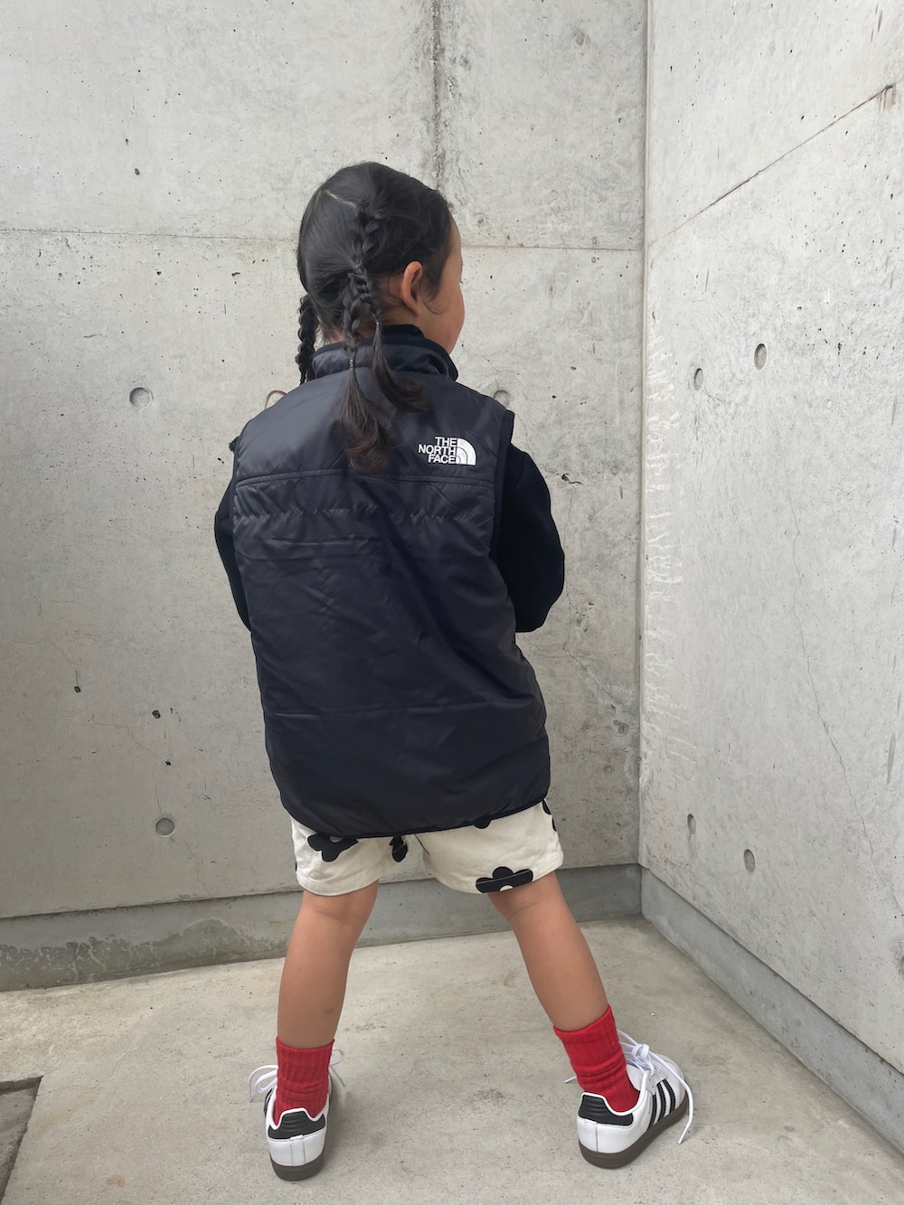 「春のおしゃ見えテクニック、春アウター、モノトーンコーデ、ブラックコーデ、ショートパンツ、5歳、ベスト、襟付きトップス、着回しコーデ、モノトーン、春休み、サンバ、花柄パンツ、春のNewスタイル」｜「LOWRYS FARMのフリルカラーポロシャツ　266080（ポロシャツ、ブラック系）」を使った、ioooさん（キッズ・110cm）の春コーディネートの4枚目の写真