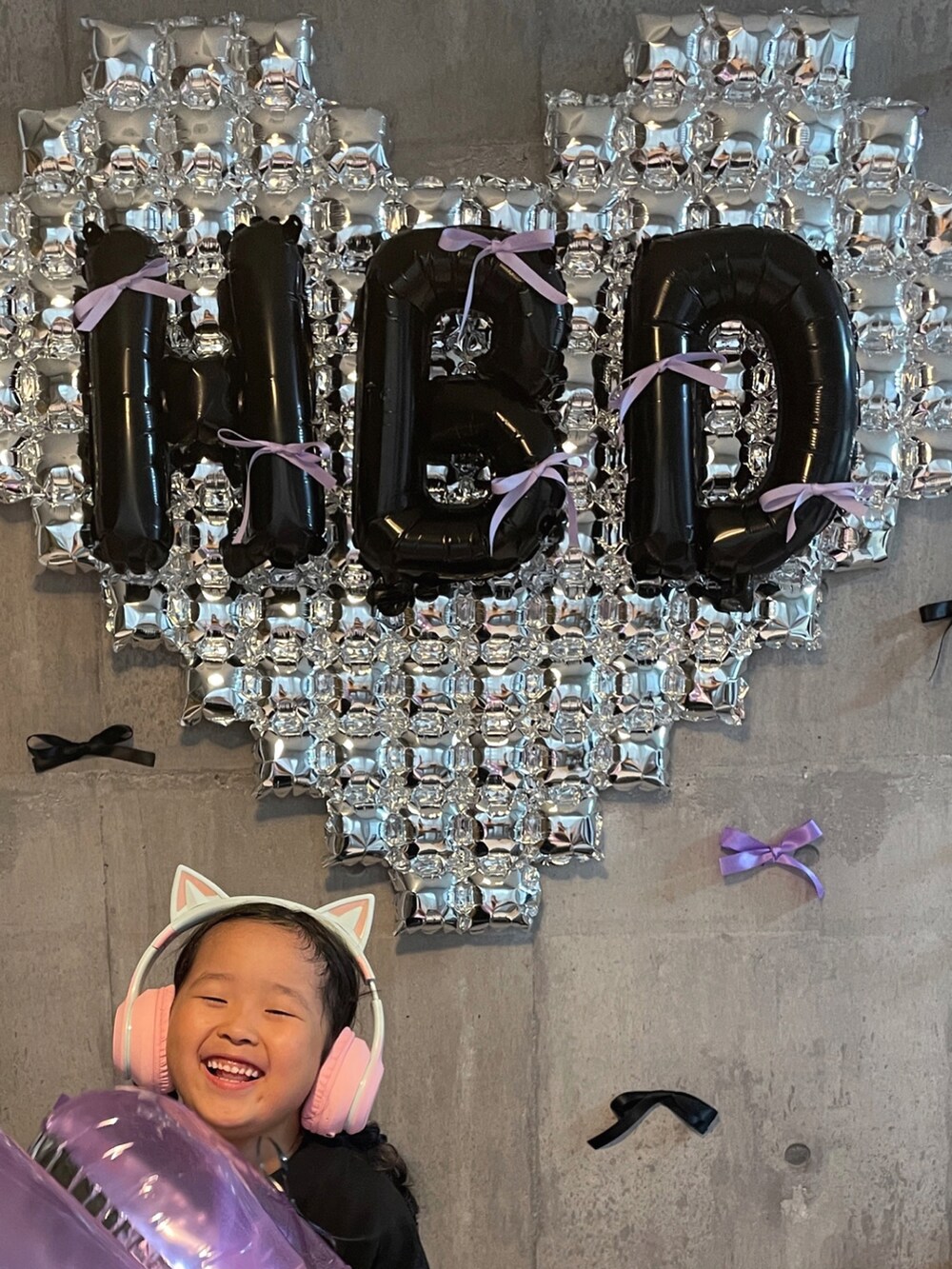 ブラック系のワンピース、シルバー系のコスチューム/パーティーグッズ、ピンク系のヘッドフォン/イヤホンを着用したキッズの秋コーディネートの2枚目の写真