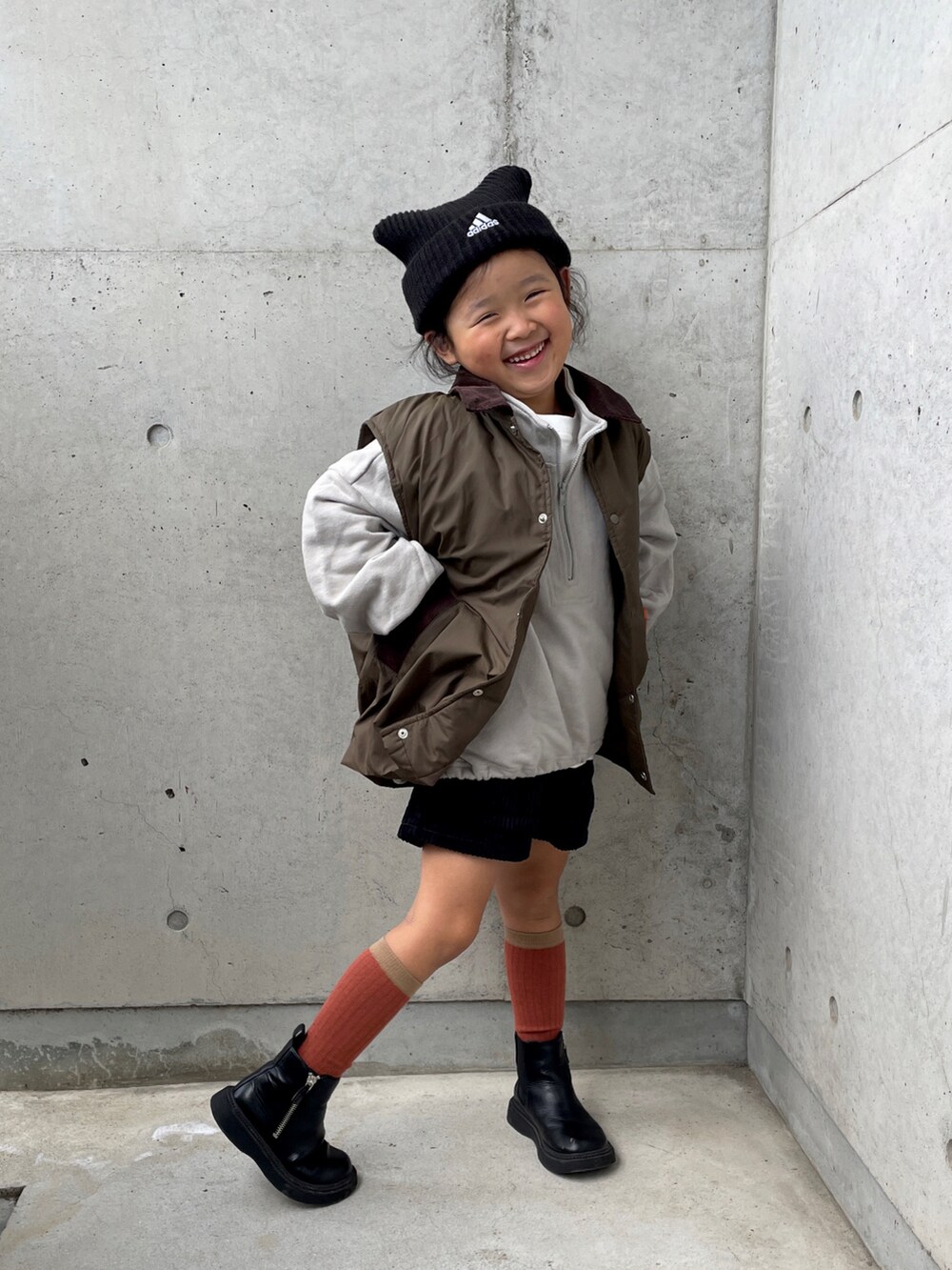 ブラック系のその他パンツ、グリーン系のブルゾン、ホワイト系のTシャツ/カットソーを着用したキッズの秋コーディネートの2枚目の写真