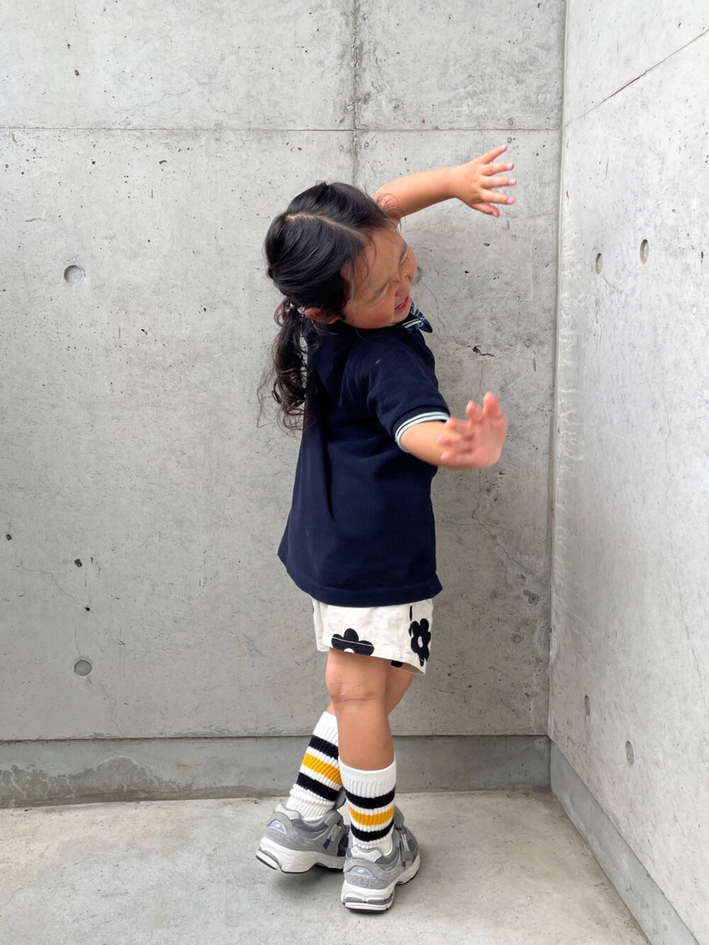 ブルー系のポロシャツ、ホワイト系のその他パンツ、グレー系のスニーカーを着用したキッズの春コーディネートの4枚目の写真