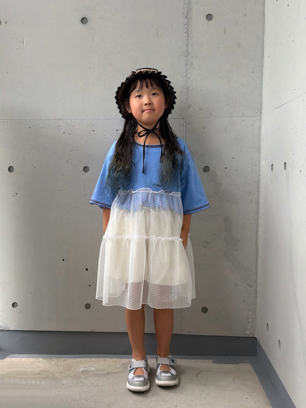 ブルー系のワンピース、シルバー系のスニーカー、グリーン系のソックス/靴下を着用したキッズの夏コーディネートの5枚目の写真