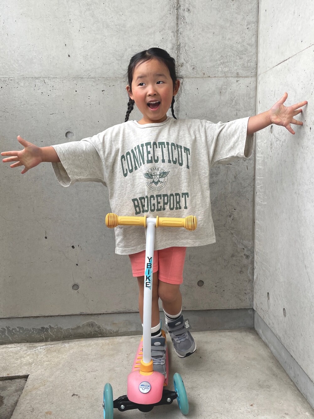 グレー系のスニーカー、グレー系のTシャツ/カットソー、ピンク系のレギンス/スパッツを着用したキッズの春コーディネートの3枚目の写真