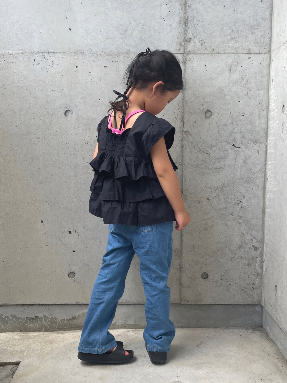 ブルー系のパンツ、ピンク系のキャミソール、ブラック系のシャツ/ブラウスを着用したキッズの夏コーディネートの5枚目の写真