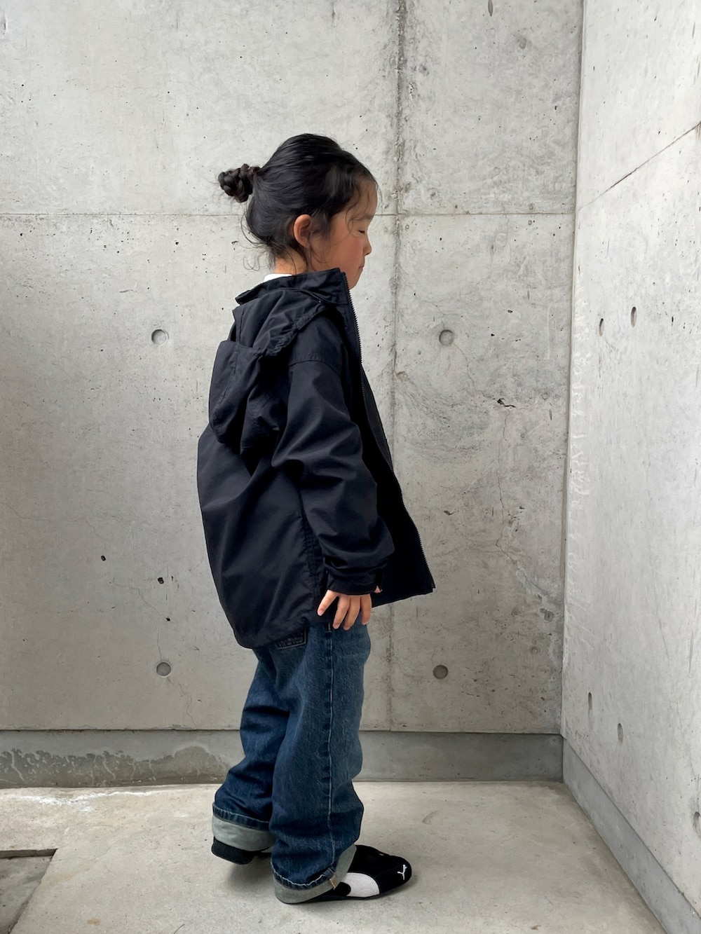 ブルー系のデニムパンツ、ブラック系のマウンテンパーカー、ピンク系のTシャツ/カットソーを着用したキッズの春コーディネートの5枚目の写真