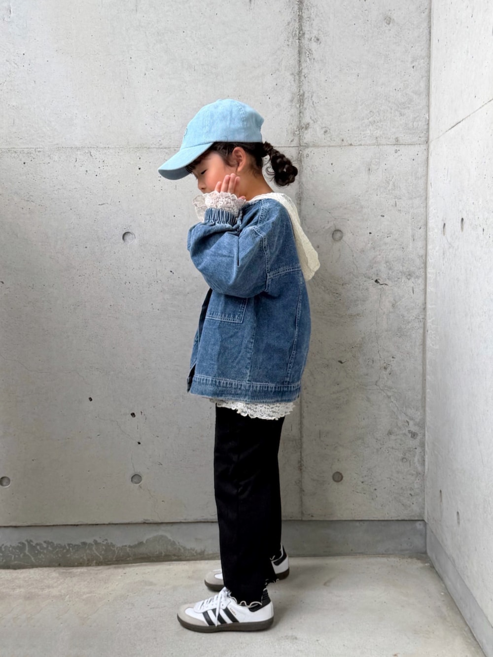 ホワイト系のTシャツ/カットソー、ブラック系のスウェットパンツ、ホワイト系のスニーカーを着用したキッズの秋コーディネートの2枚目の写真