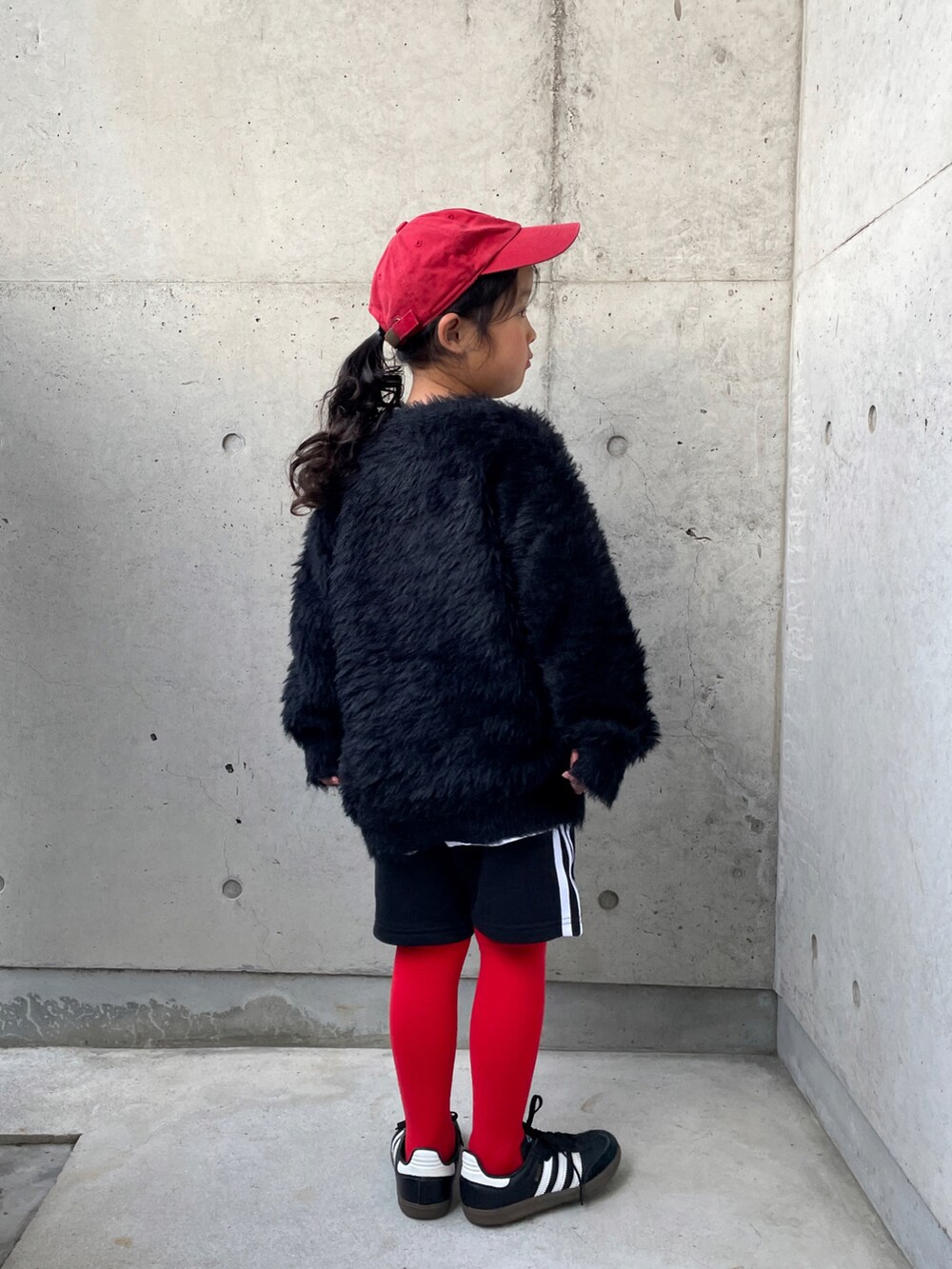 ブラック系のニット/セーター、ホワイト系のTシャツ/カットソー、ブラック系のその他パンツを着用したキッズの冬コーディネートの2枚目の写真