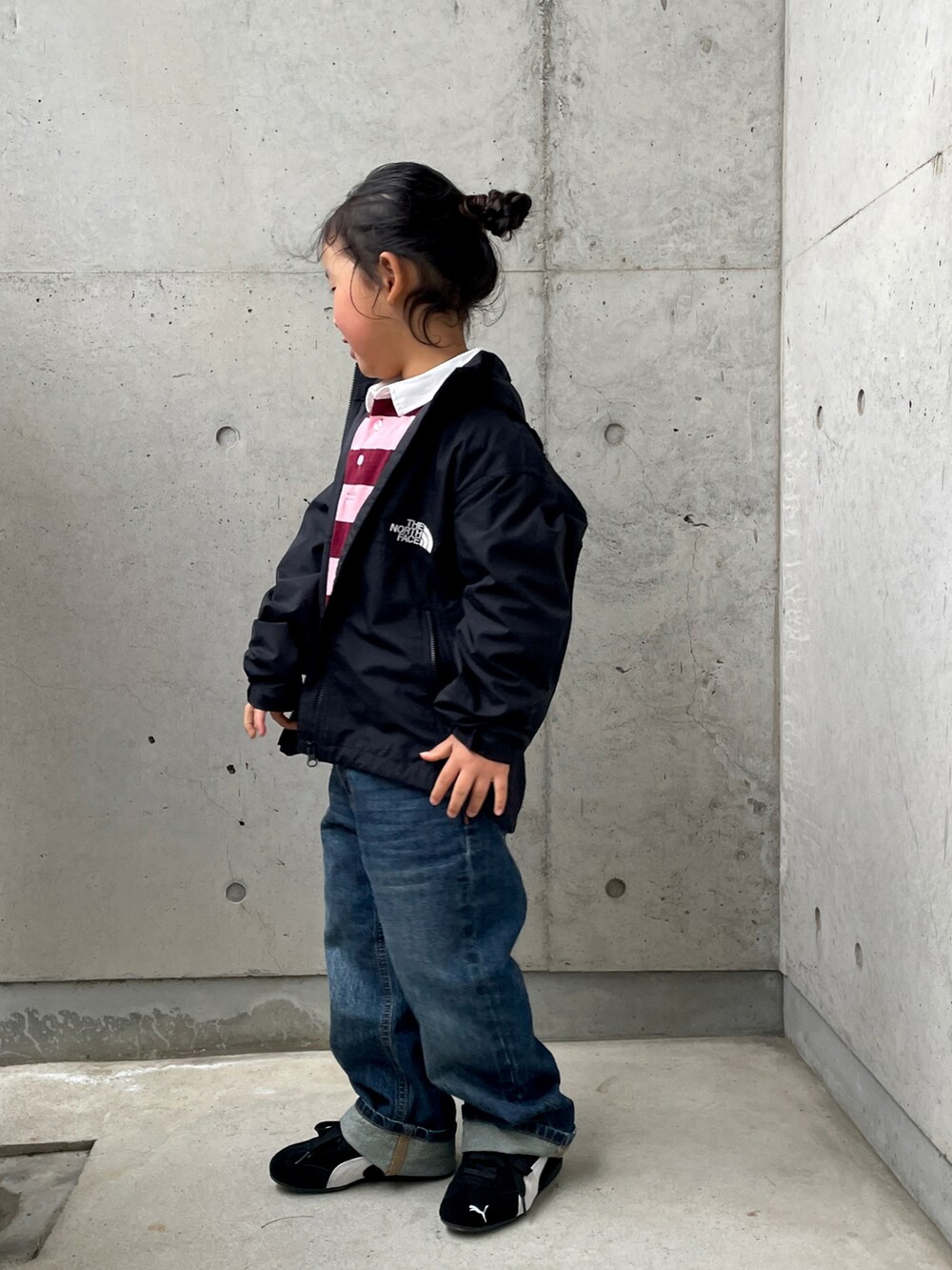 ブルー系のデニムパンツ、ブラック系のマウンテンパーカー、ピンク系のTシャツ/カットソーを着用したキッズの春コーディネートの4枚目の写真