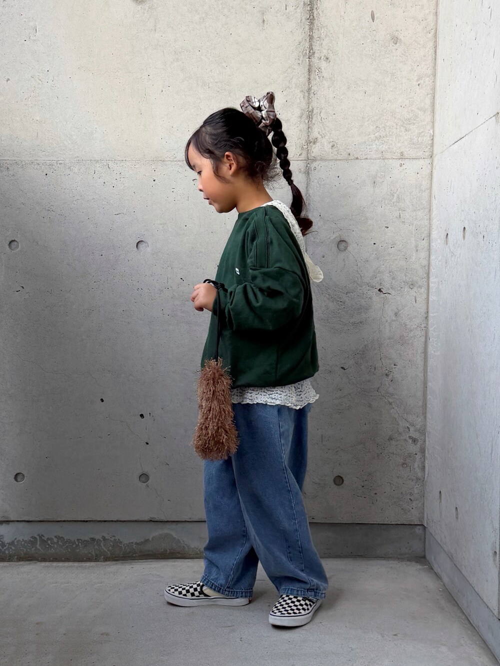 ホワイト系のTシャツ/カットソー、ブラック系のスリッポン、グリーン系のブルゾンを着用したキッズの秋コーディネートの2枚目の写真