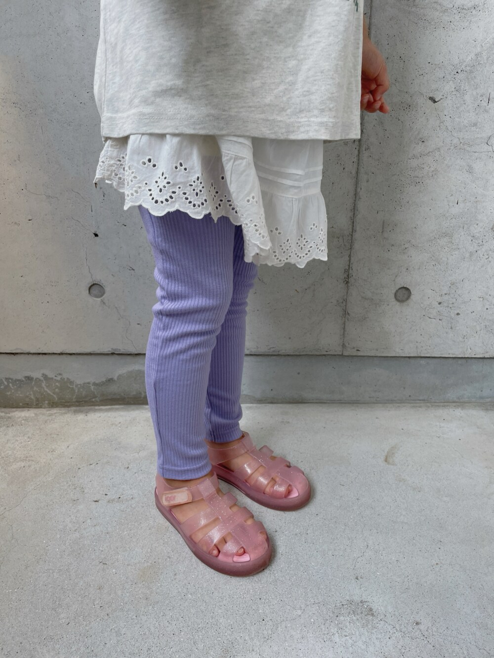 パープル系のその他パンツ、ホワイト系のパンツ、その他のサンダルを着用したキッズの夏コーディネートの4枚目の写真