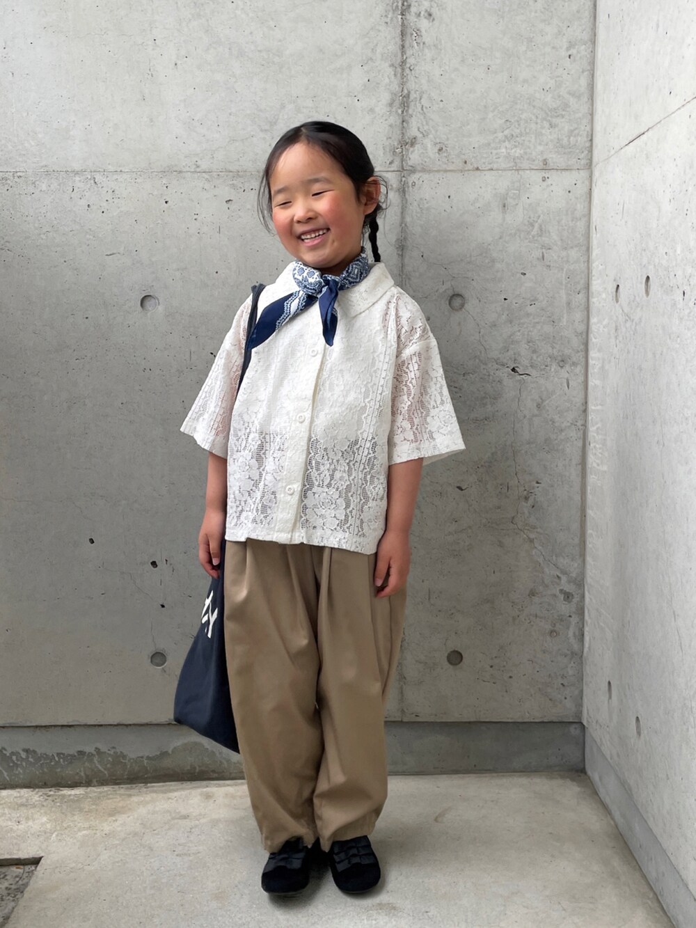 「green label relaxingのTJ GLR リボン オペラシューズ / キッズ 17cm-21cm(その他シューズ、ブラック系)」を使った、ioooさん(キッズ・110cm)の春コーディネートの5枚目の写真