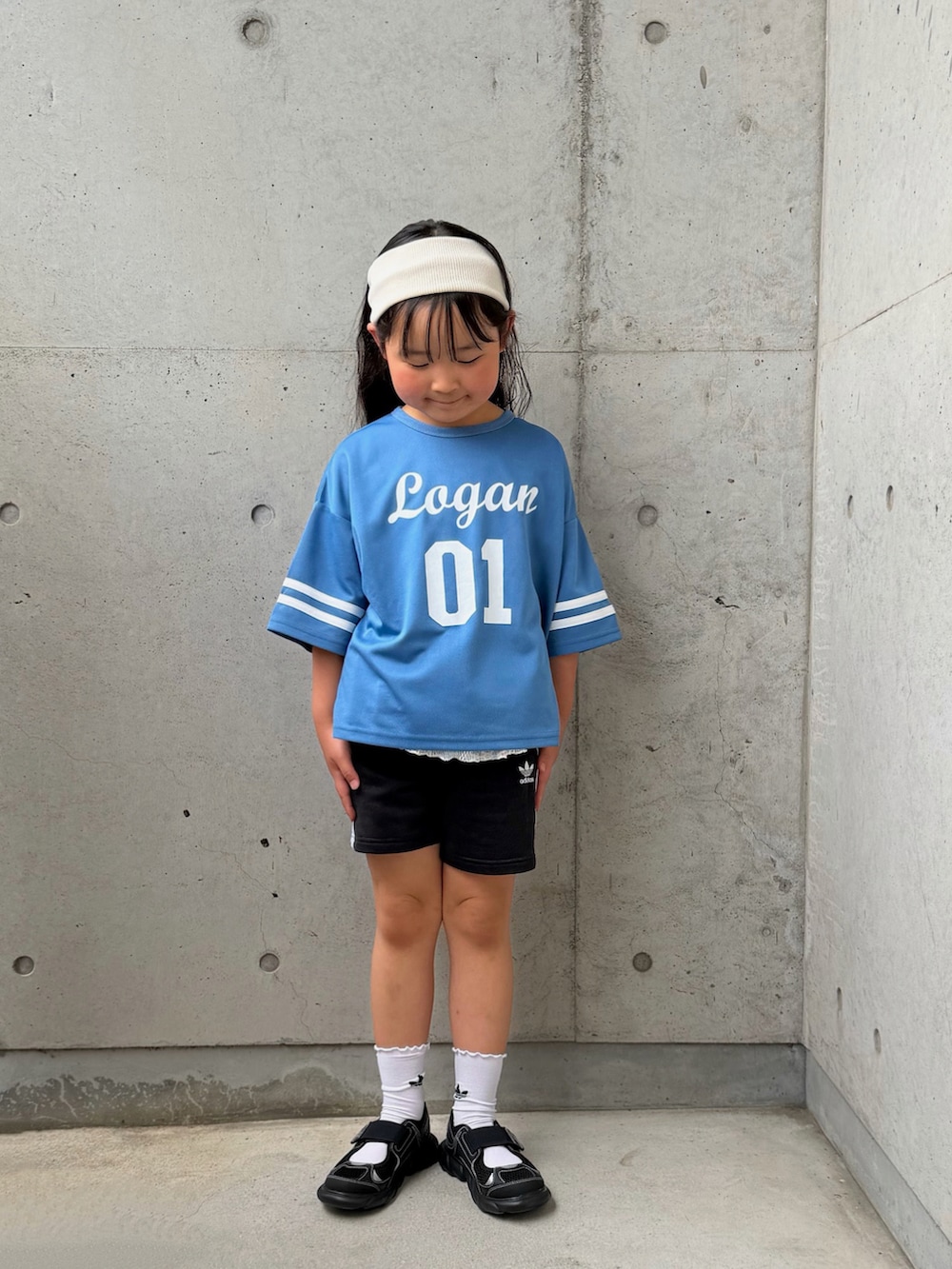 ブルー系のTシャツ/カットソー、ブラック系のサンダル、ブラック系のその他パンツを着用したキッズの春コーディネートの4枚目の写真