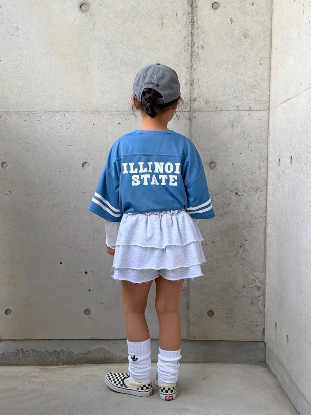 ホワイト系のTシャツ/カットソー、ブルー系のTシャツ/カットソー、グレー系のスカートを着用したキッズの春コーディネートの4枚目の写真