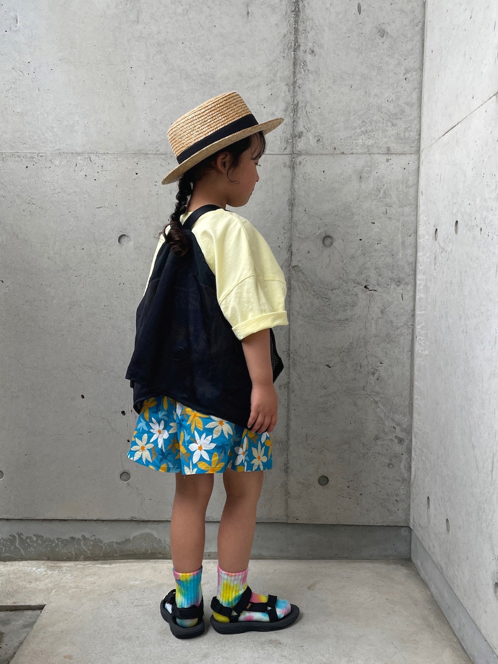 ブルー系のその他パンツ、イエロー系のTシャツ/カットソー、ブラック系のサンダルを着用したキッズの春コーディネートの4枚目の写真