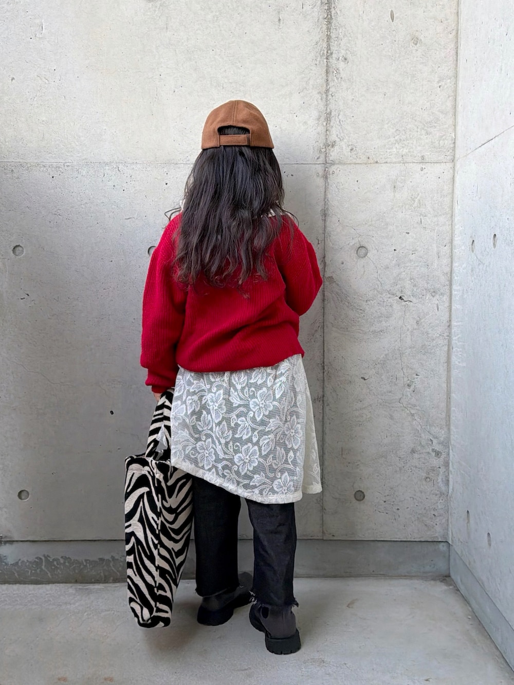 ベージュ系のスウェット、グレー系のブーツ、レッド系のニット/セーターを着用したキッズの冬コーディネートの4枚目の写真