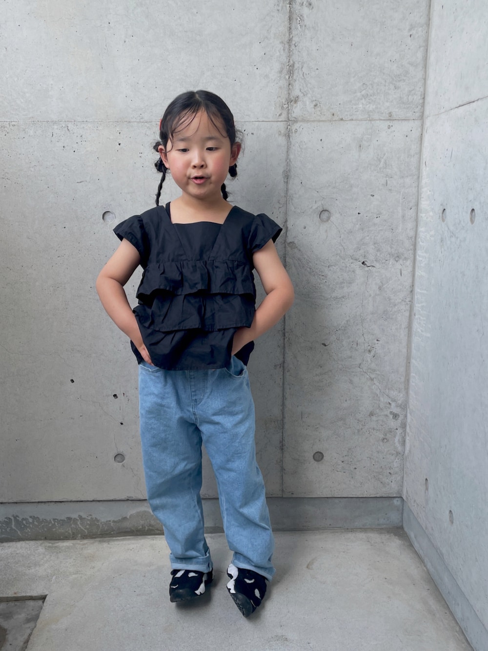 「デニムパンツ、サンダル、キッズコーデ、フリルトップス、ブラウス、ハンドバッグ、シルバー」｜「green label relaxingのティアード ノースリーブ ブラウス（シャツ/ブラウス、ブラック系）」を使った、ioooさん（キッズ・110cm）の春コーディネートの4枚目の写真