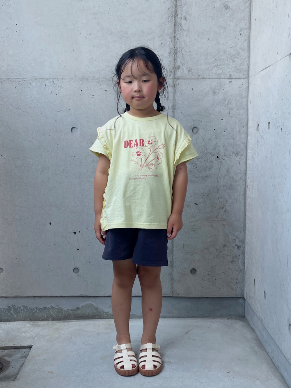 ベージュ系のTシャツ/カットソー、ホワイト系のサンダル、グレー系のその他パンツを着用したキッズの夏コーディネートの2枚目の写真