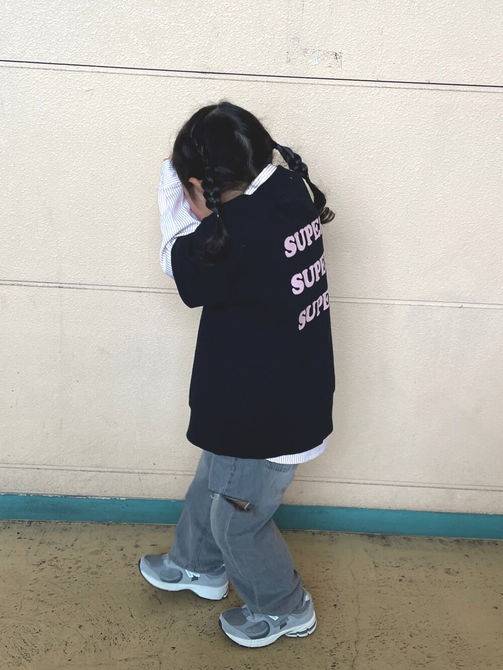 ブラック系のTシャツ/カットソー、グレー系のデニムパンツ、グレー系のスニーカーを着用したキッズの春コーディネートの2枚目の写真