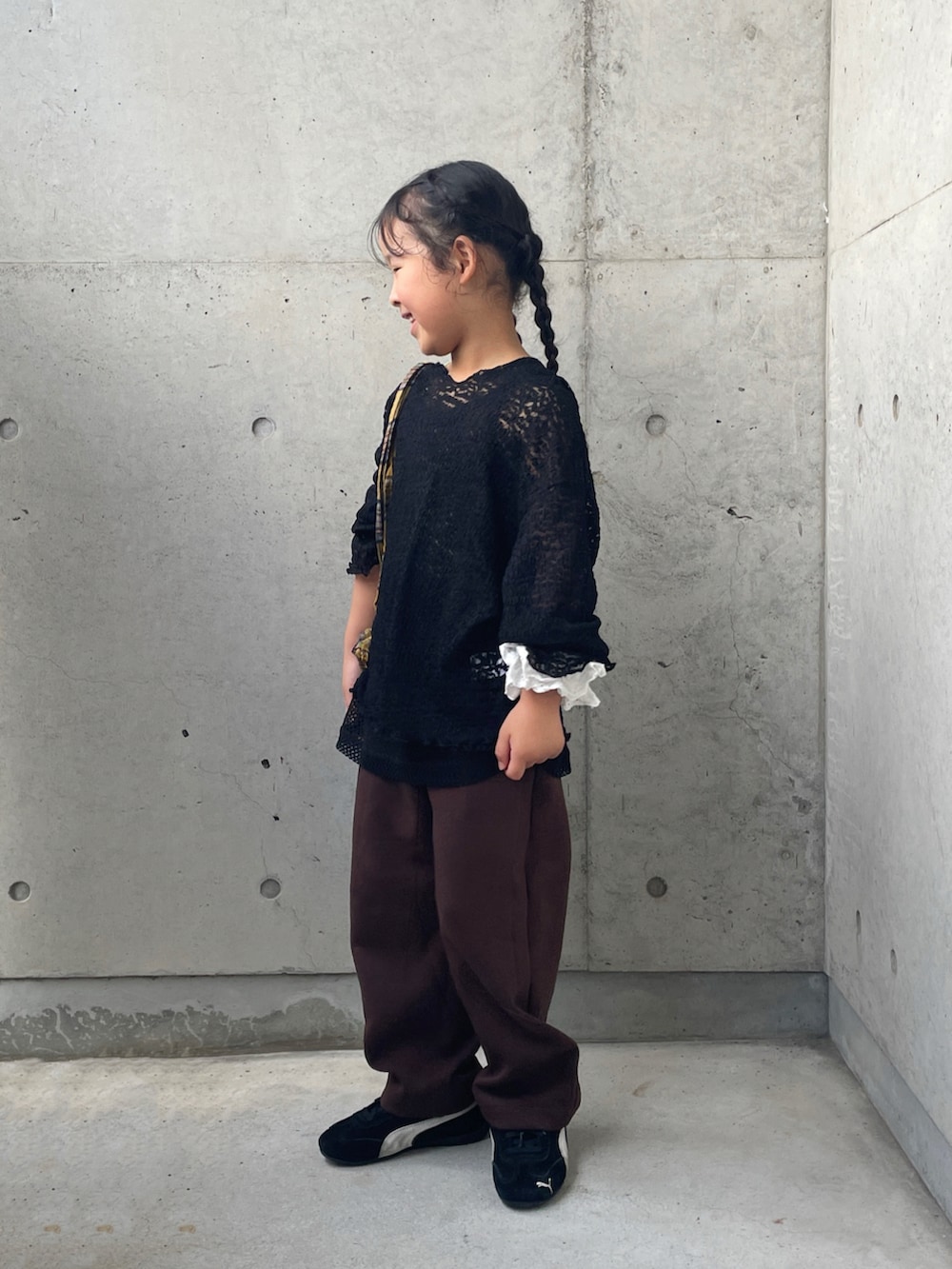 ブラック系のタンクトップ、ブラック系のTシャツ/カットソー、グリーン系のキャミソールを着用したキッズの秋コーディネートの5枚目の写真