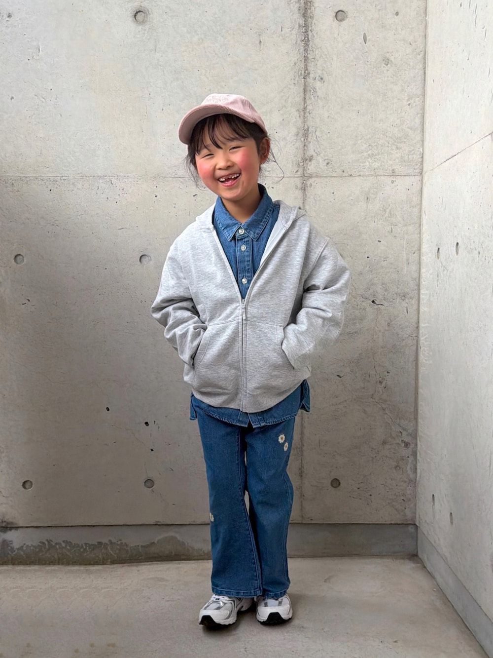 ブルー系のシャツ/ブラウス、ホワイト系のスニーカー、ブルー系のデニムパンツを着用したキッズの冬コーディネートの3枚目の写真