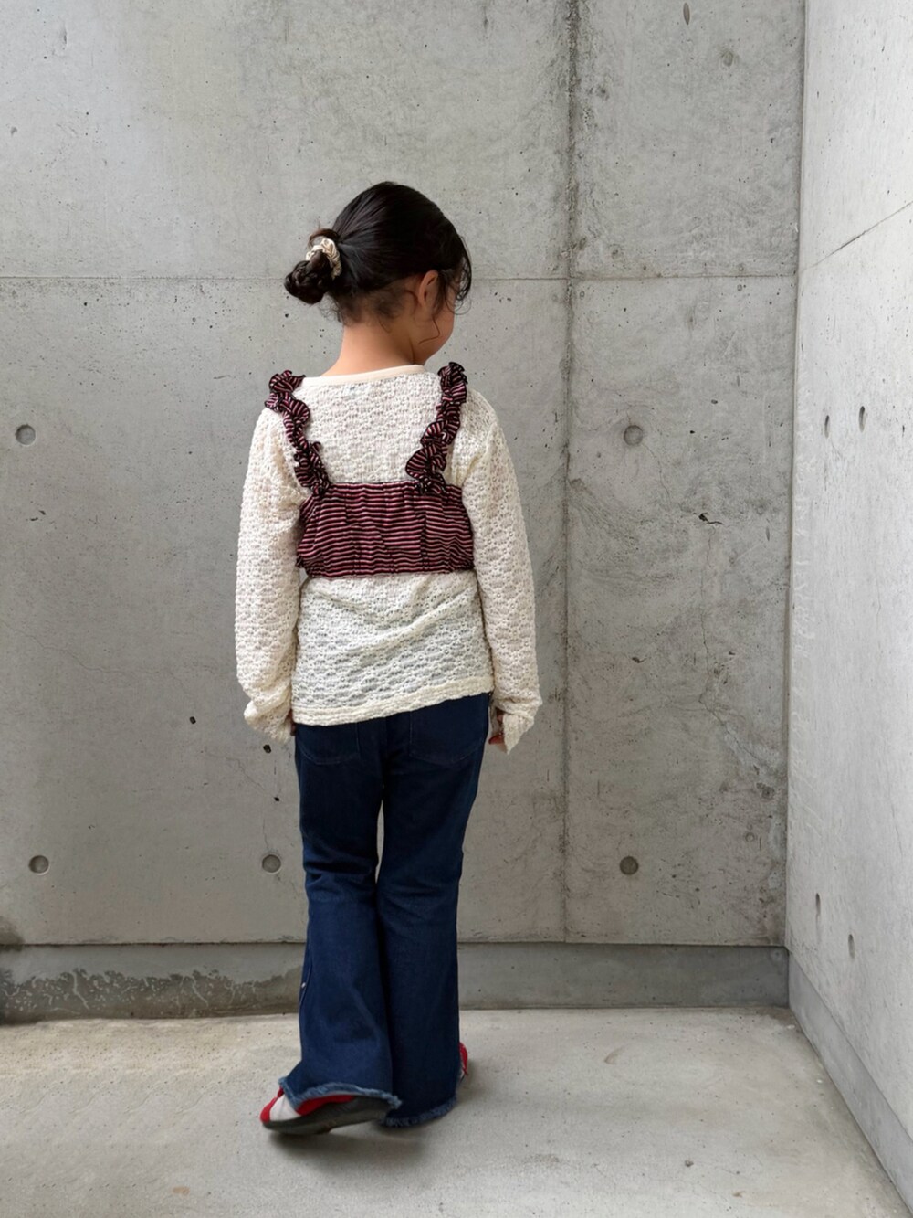 ブルー系のデニムパンツ、ホワイト系のTシャツ/カットソー、レッド系のスニーカーを着用したキッズの秋コーディネートの4枚目の写真