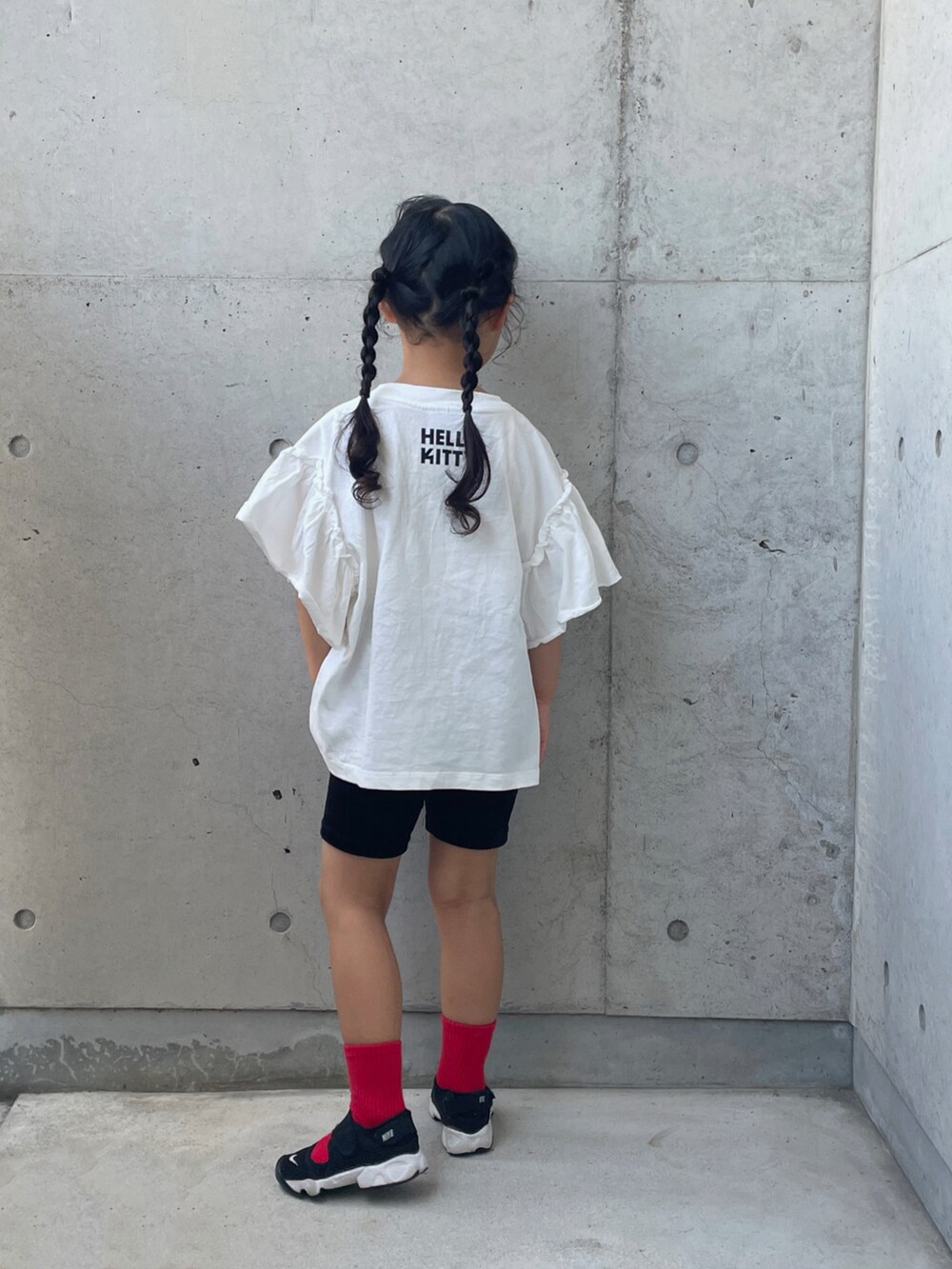 ホワイト系のTシャツ/カットソー、ブラック系のその他パンツ、ブラック系のサンダルを着用したキッズの夏コーディネートの4枚目の写真