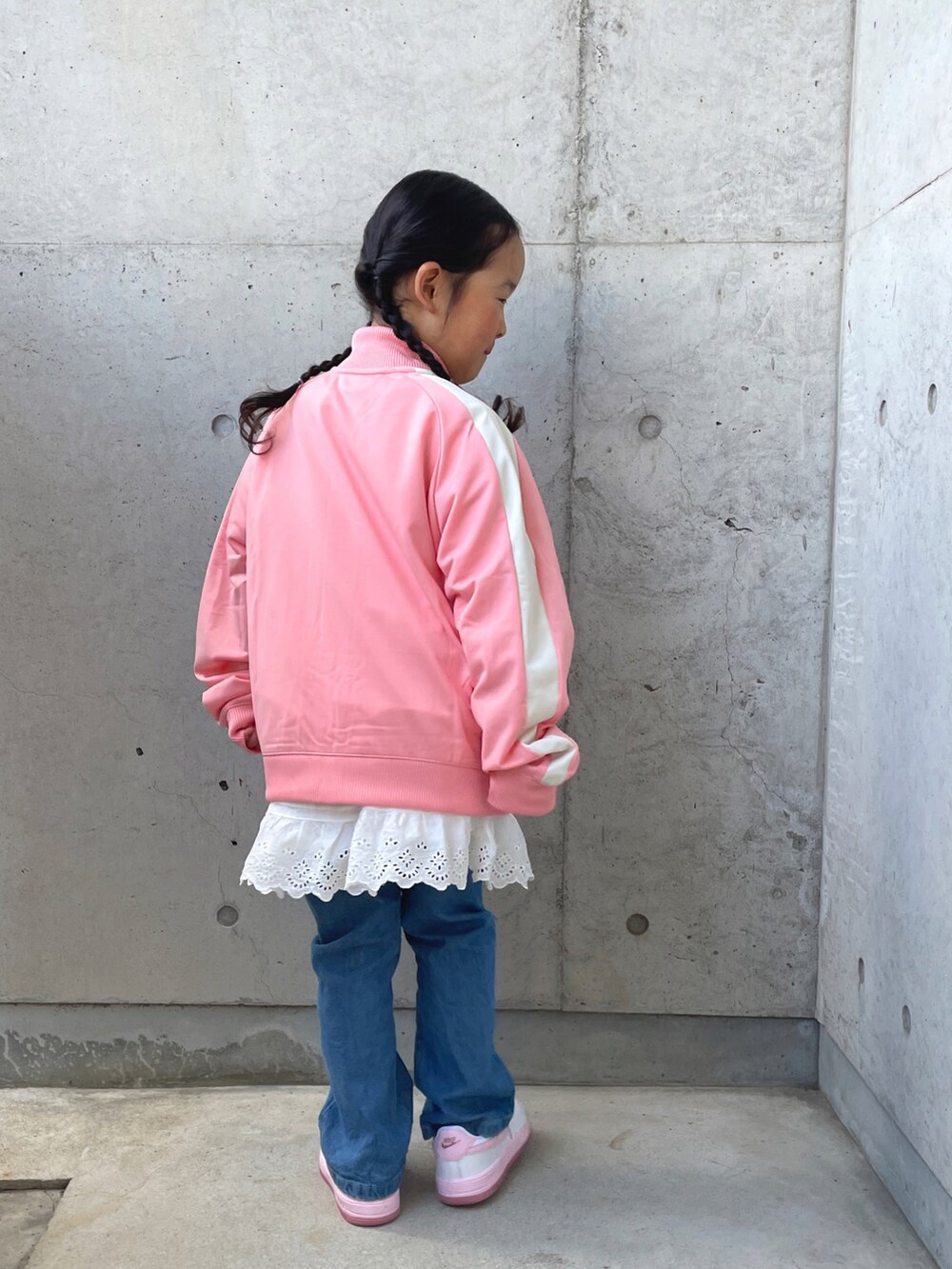 ピンク系のジャージ、ホワイト系のパンツ、ブルー系のパンツを着用したキッズの春コーディネートの4枚目の写真