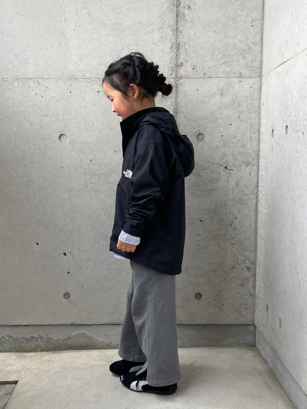 ブラック系のスニーカー、グレー系のパンツ、ブルー系のシャツ/ブラウスを着用したキッズの春コーディネートの2枚目の写真