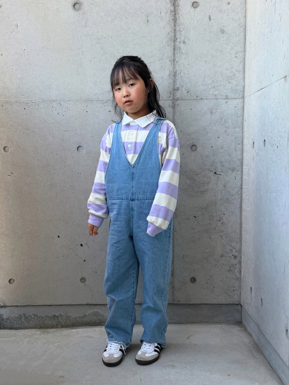 パープル系のTシャツ/カットソー、ホワイト系のスニーカー、ブルー系のニット/セーターを着用したキッズの春コーディネートの4枚目の写真
