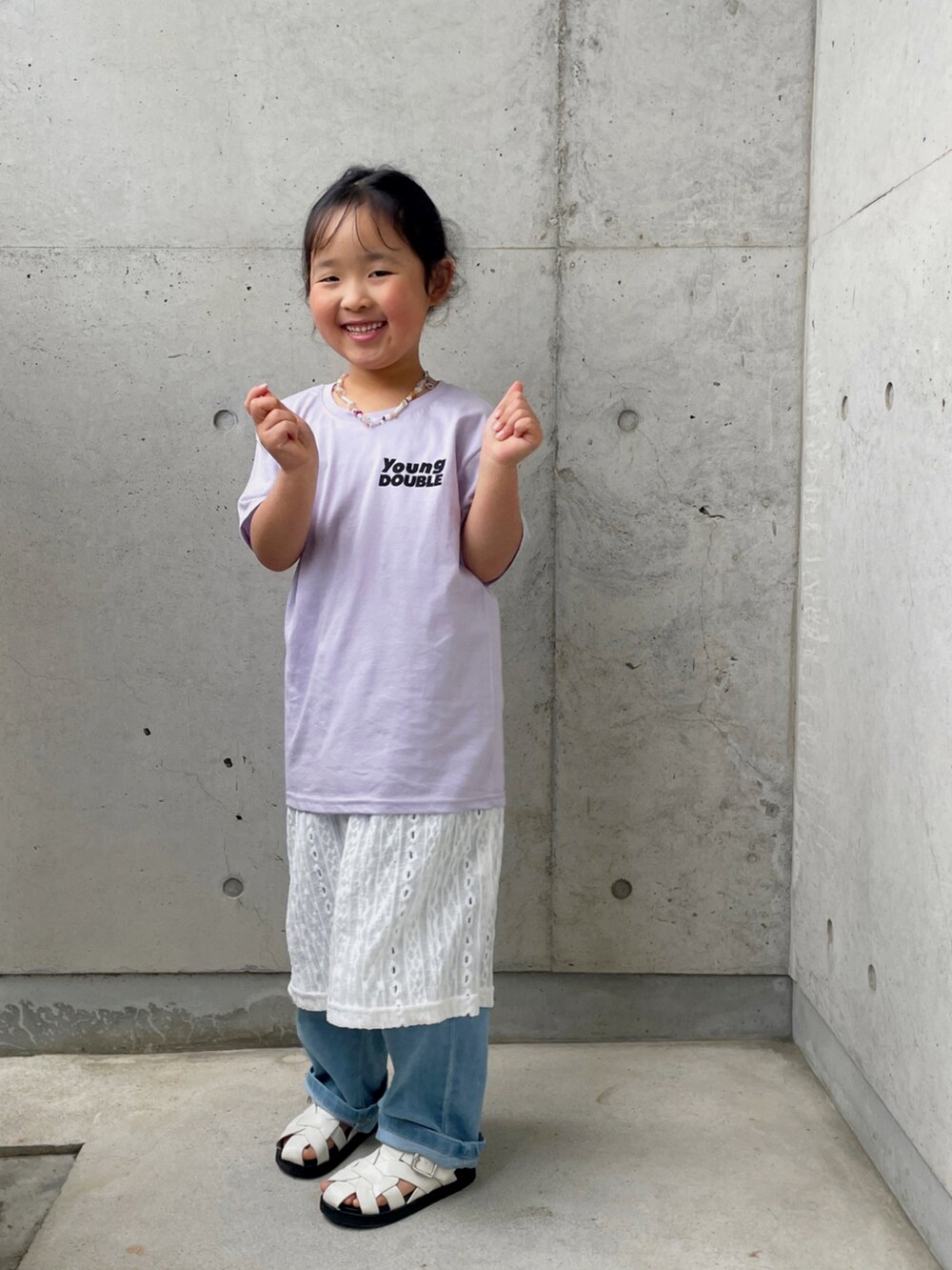 ホワイト系のサンダル、パープル系のTシャツ/カットソー、ホワイト系のワンピースを着用したキッズの春コーディネートの4枚目の写真