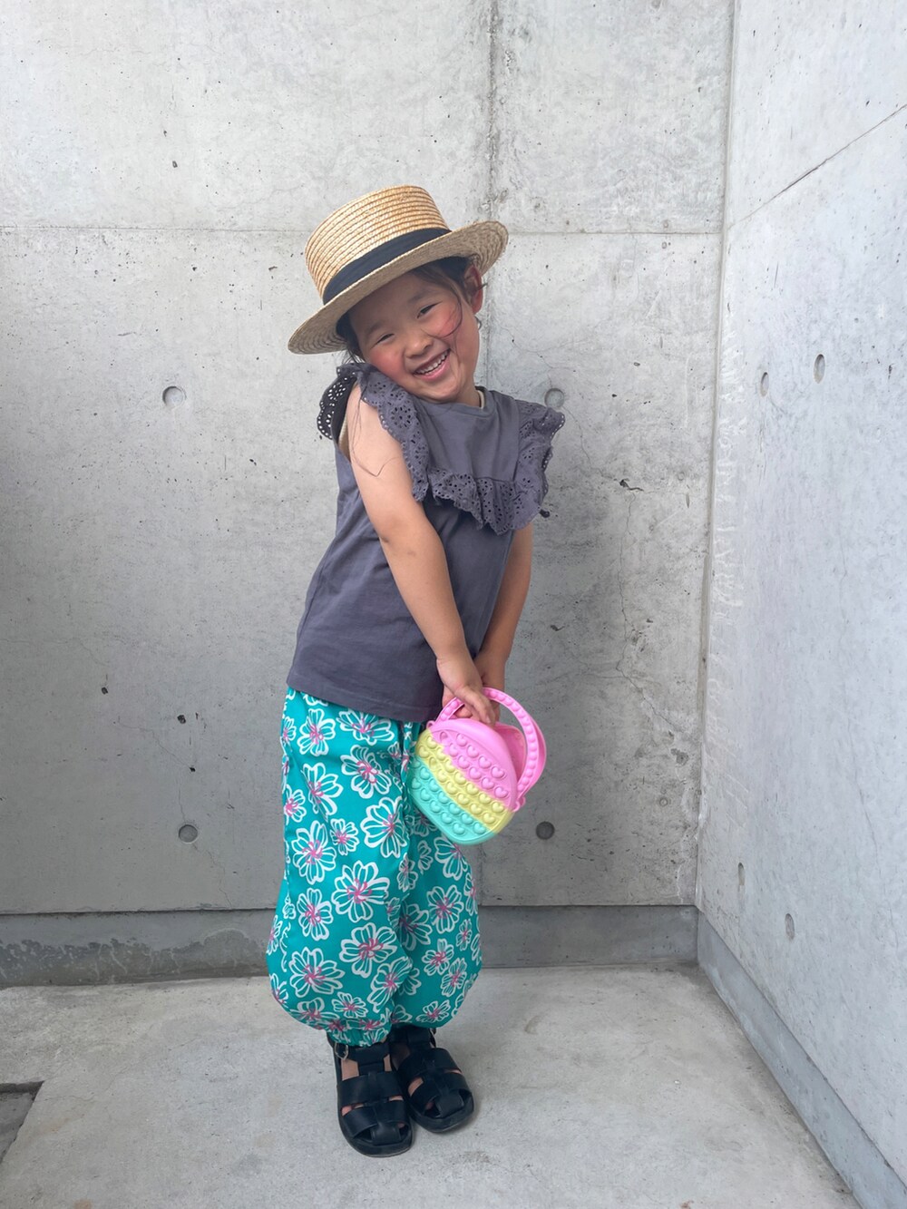 グレー系のTシャツ/カットソー、グリーン系のその他パンツ、ブラック系のサンダルを着用したキッズの春コーディネートの2枚目の写真