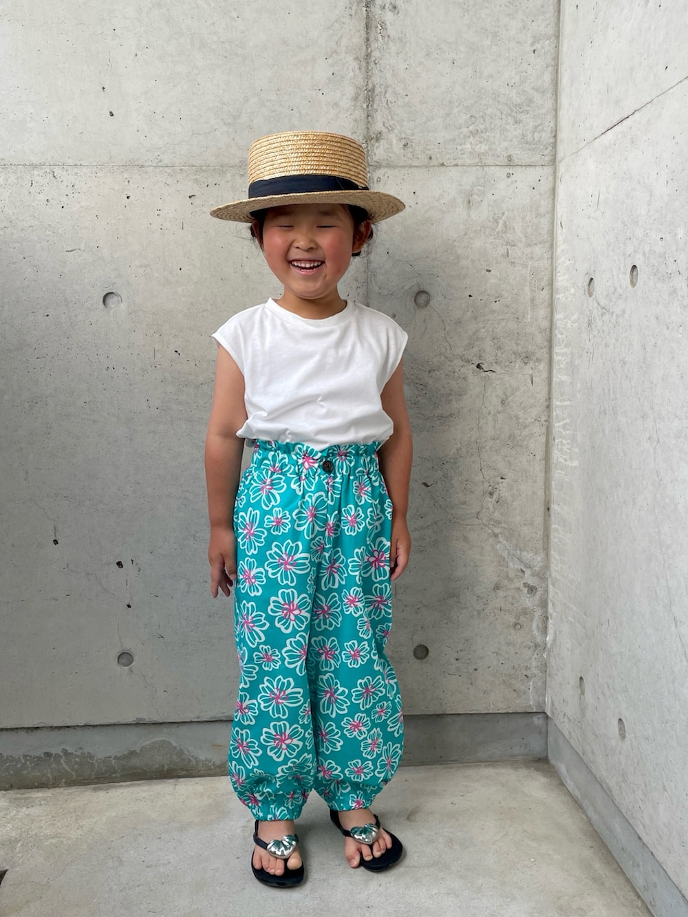 グリーン系のその他パンツ、ブラック系のサンダル、ベージュ系のハットを着用したキッズの春コーディネートの3枚目の写真