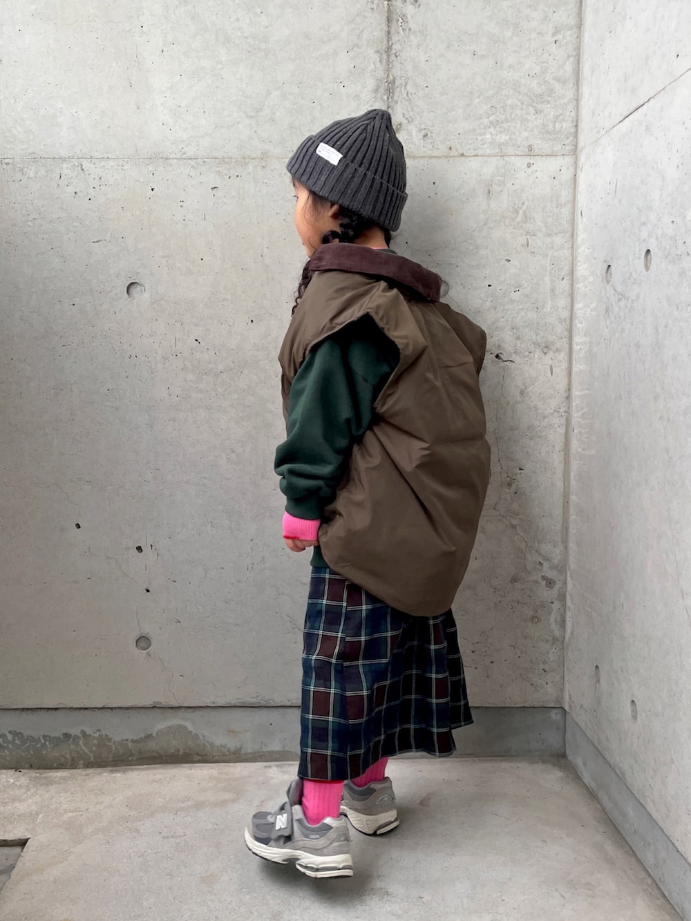 ピンク系のニット/セーター、グリーン系のスウェット、グレー系のスニーカーを着用したキッズの冬コーディネートの4枚目の写真
