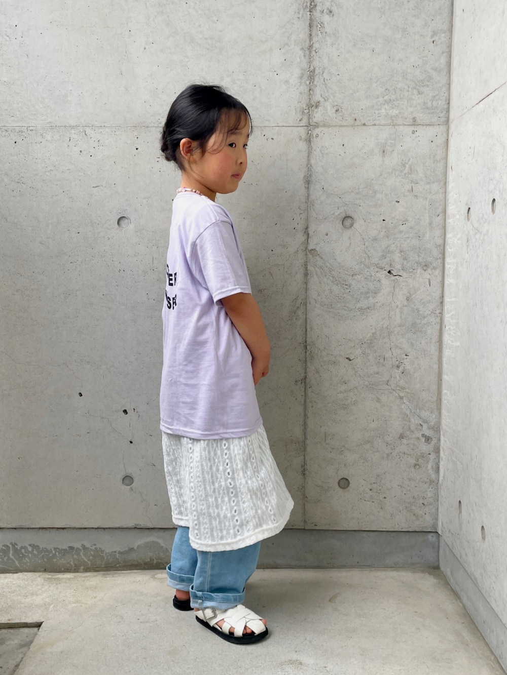 ホワイト系のサンダル、パープル系のTシャツ/カットソー、ホワイト系のワンピースを着用したキッズの春コーディネートの5枚目の写真