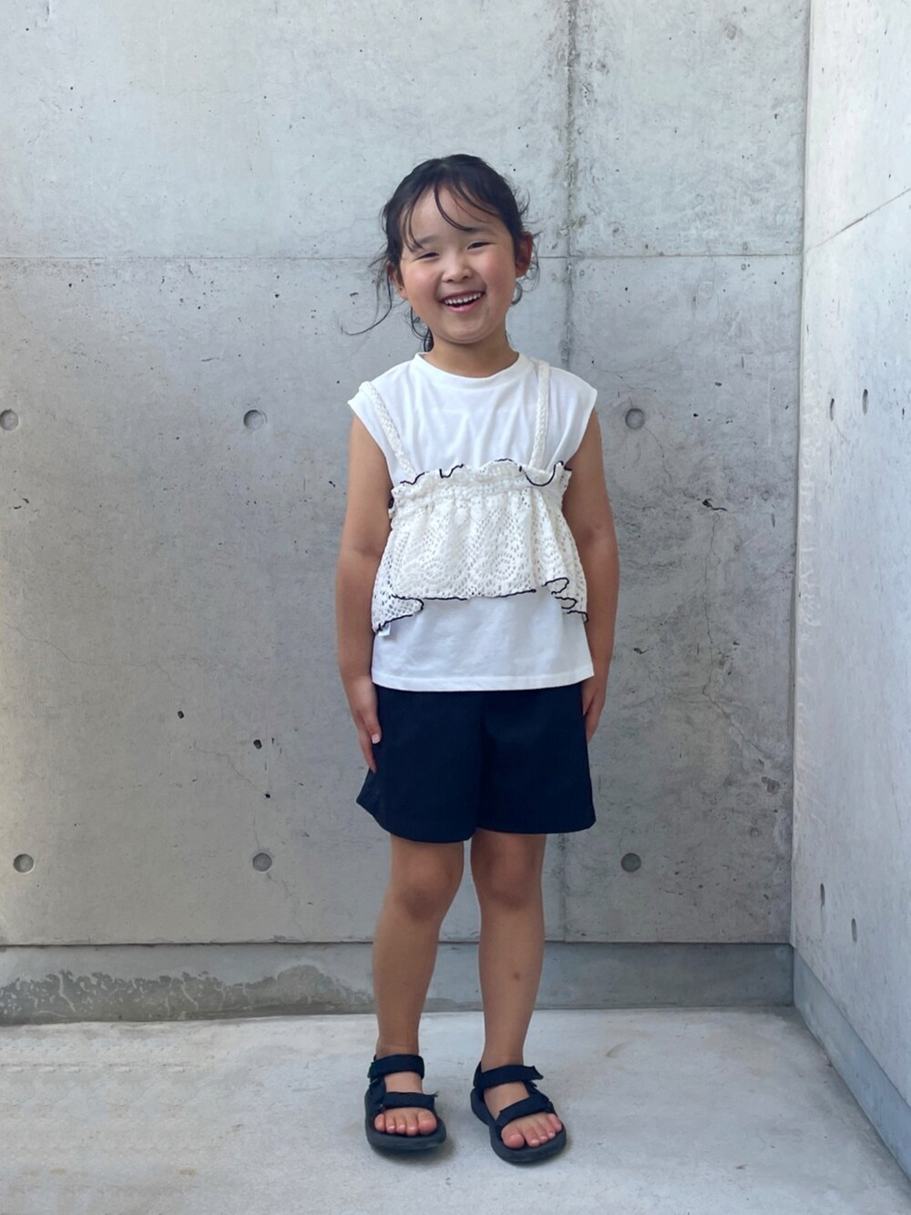 ホワイト系のその他トップス、ブラック系のその他パンツ、ブラック系のサンダルを着用したキッズの夏コーディネートの5枚目の写真