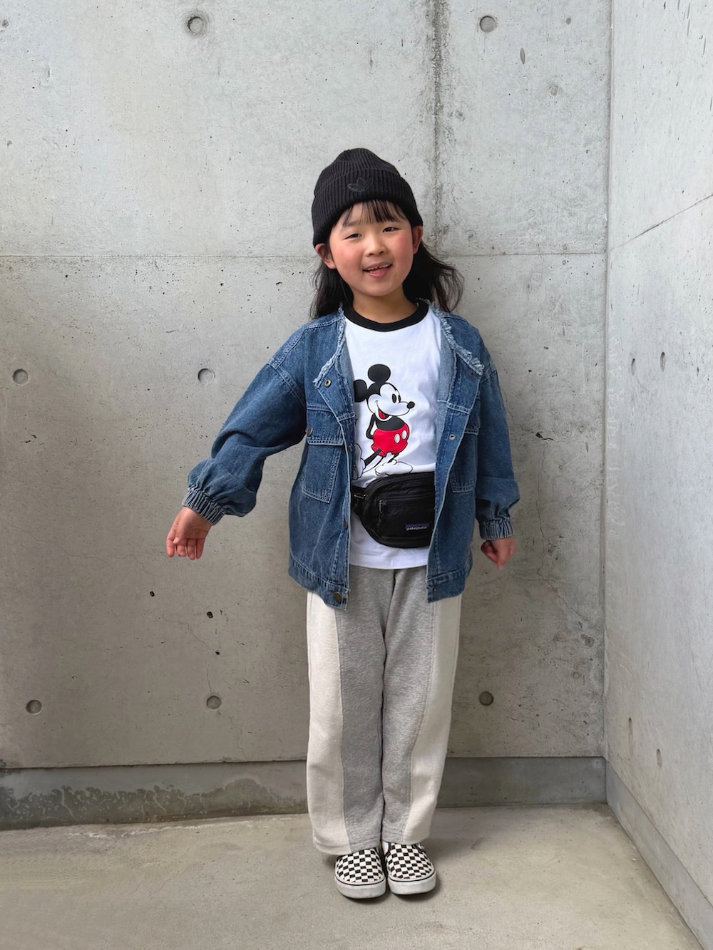 グレー系のスウェットパンツ、ブラック系のボディバッグ/ウエストポーチ、ブラック系のスリッポンを着用したキッズの春コーディネートの4枚目の写真
