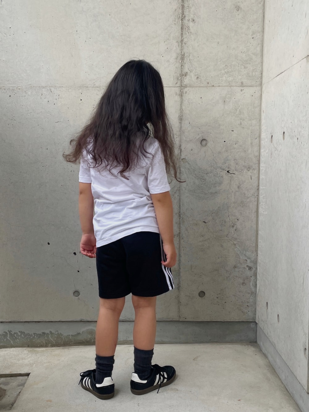 ブラック系のジャージ、ブラック系のシューズを着用したキッズの春コーディネートの3枚目の写真